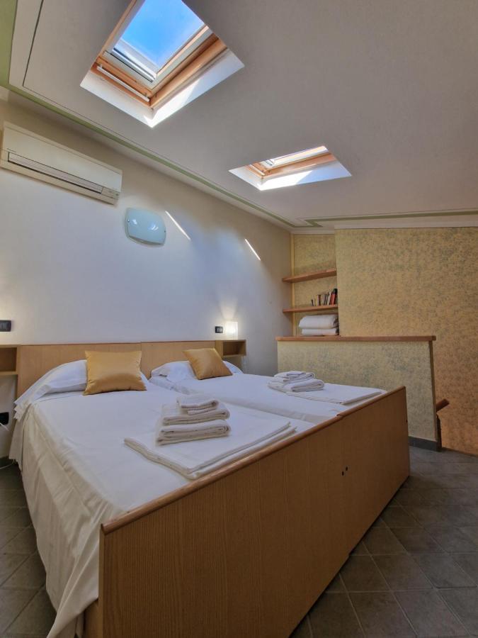 Casa Vittoria Sirmione Punta Gro Con Piscina Apartamento Exterior foto